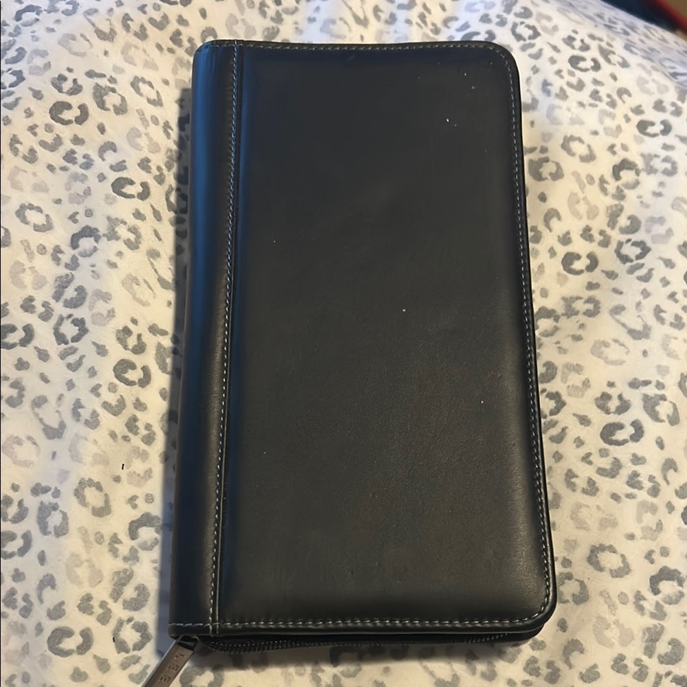 Leeds Black Leather Zippered Travel Case